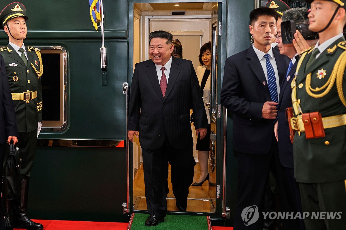 '열병식 참석' 김정은, 베이징 도착…양복차림에 딸 주애도 동행