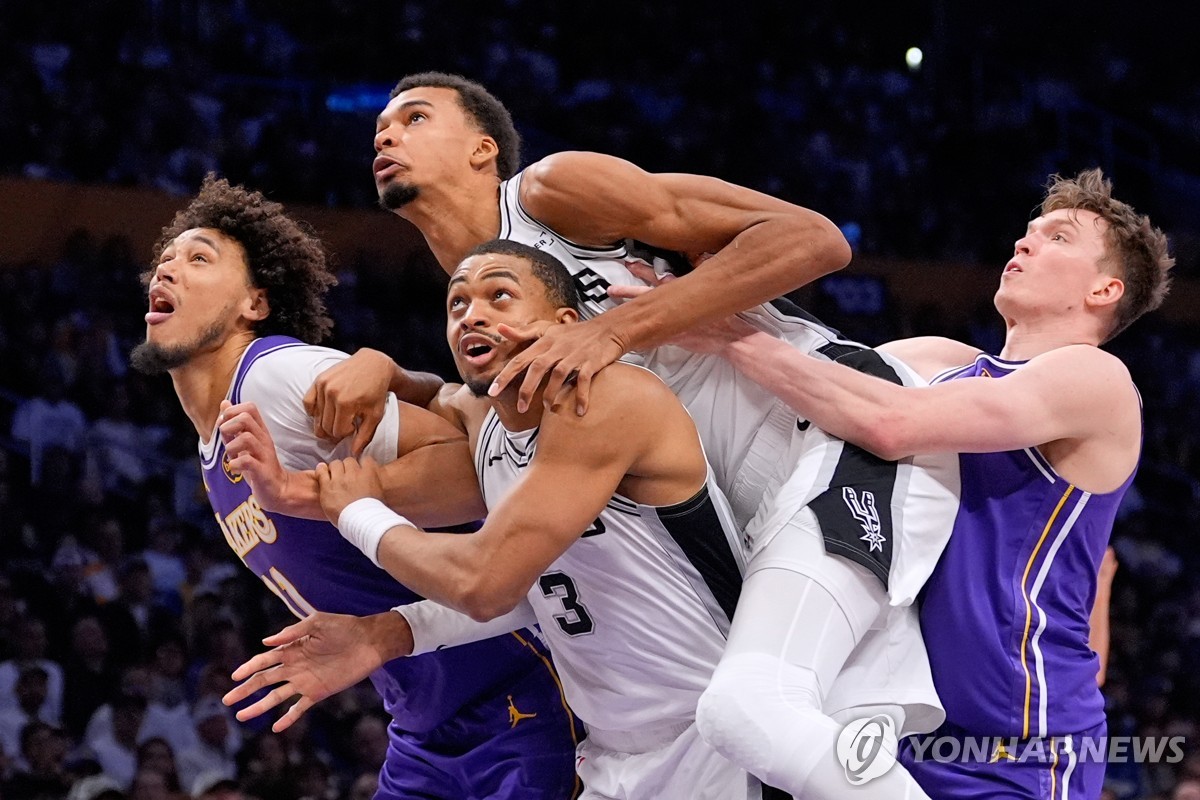 경합하는 로스앤젤레스(LA) 레이커스와 샌안토니오 스퍼스 선수들