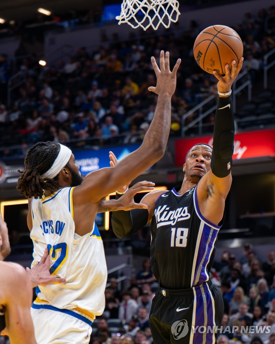 러셀 웨스트브룩(18번)의 슛