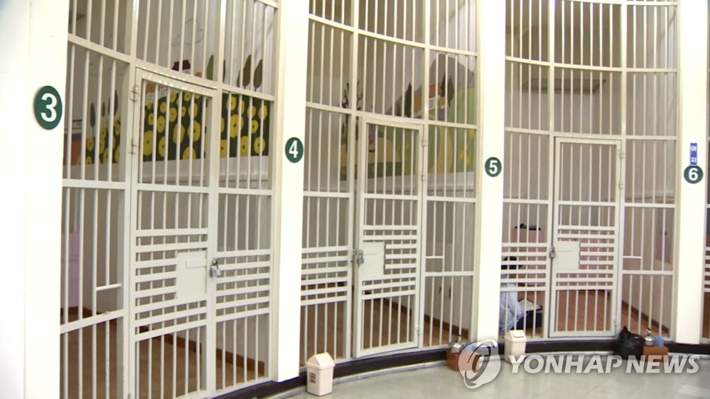 아내 살해한 50대, 유치장서 손톱깎이 삼켜 병원행 | 연합뉴스