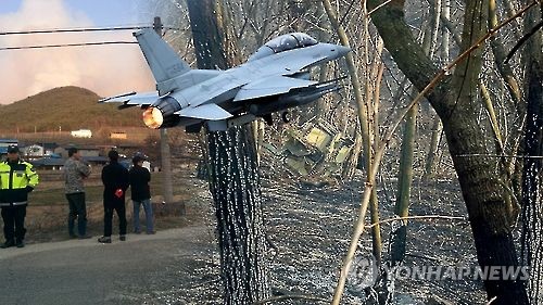 تحطم طائرة مقاتلة من طراز إف-5 إي في جبل في مدينة هواسيونغ