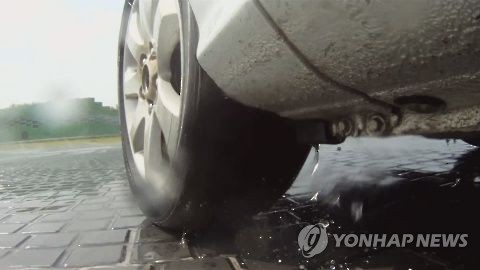 빗길 인천 고속도서 차량 3대 충돌…1명 사망