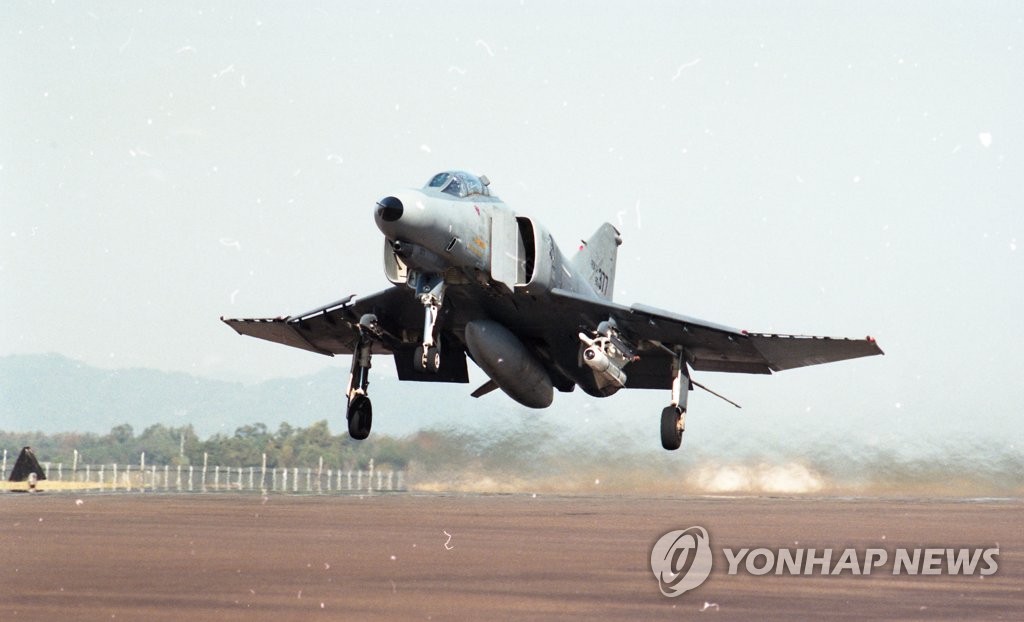 La fotografía de archivo, sin fechar, muestra un avión de combate F-4 Phantom despegando de una base de la Fuerza Aérea en Cheongju, a 137 kilómetros al sur de Seúl. 