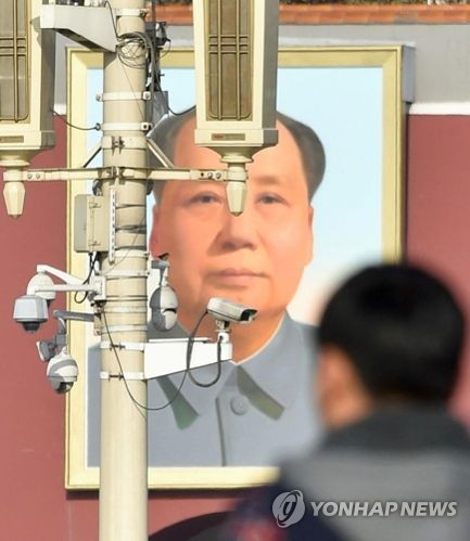 감시카메라와 톈안먼 광장의 마오쩌둥 초상화