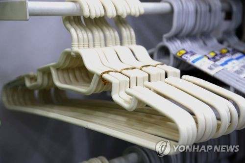 껌 붙인 옷걸이로 헌금함 속 돈봉투 훔쳐…징역 1년6월
