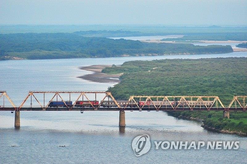 러-북 국경의 두만강을 가로지르는 철도용 교량 '우정의 다리'