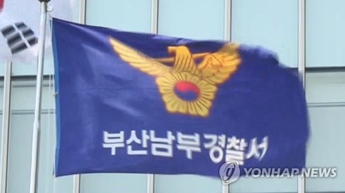 부산 광안리 해변 건물 11층서 점화한 폭죽 투척…경찰 수사