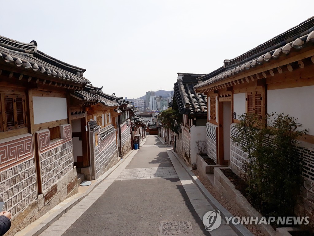 This undated file photo shows a street in Bukchon Hanok village in central Seoul. Hanok is a traditional Korean-style house. (Yonhap) 