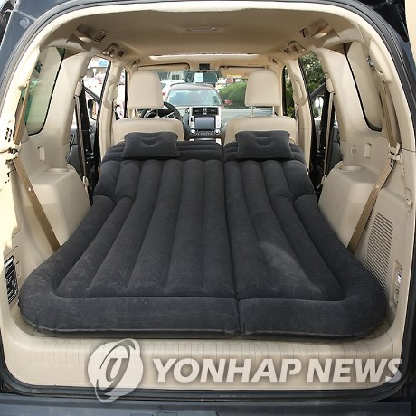 This photo, provided by e-commerce operator Wemakeprice Inc., shows an inflatable mattress used to stay and sleep in a car. (PHOTO NOT FOR SALE) (Yonhap)