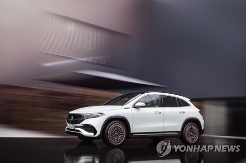 ベンツの新型電気自動車（ＥＶ）「ＥＱＡ」（メルセデス・ベンツ・コリア提供）＝（聯合ニュース）≪転載・転用禁止≫