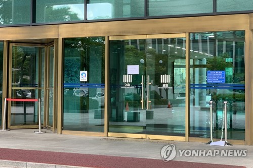 검찰, '교복값 담합 의혹' 광주 대리점 22곳 압수수색