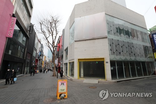 La foto de archivo, tomada el 26 de febrero de 2022, muestra tiendas cerradas en el barrio comercial de Myeongdong, en el centro de Seúl, en medio de la pandemia del COVID-19.