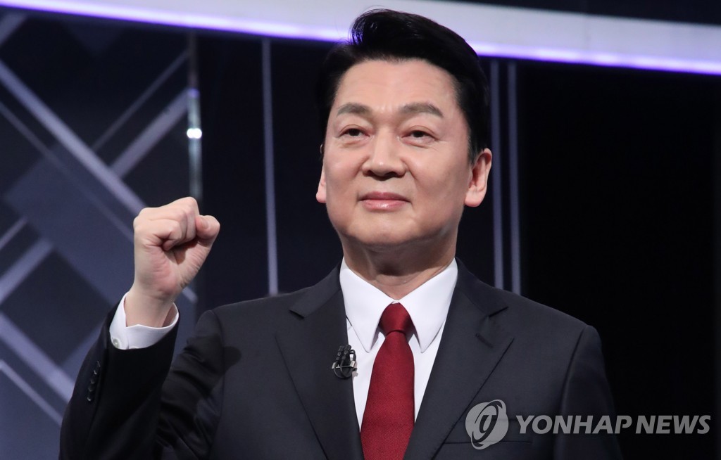 Ahn Cheol-soo, candidat à la présidentielle du Parti du peuple (PP), s'apprête à participer à un débat télévisé sur la chaîne télévisée KBS, le mercredi 2 mars 2022. 
