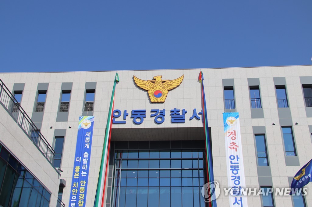 시험 기간에 학부모와 전직 기간제 교사가 학교 무단침입