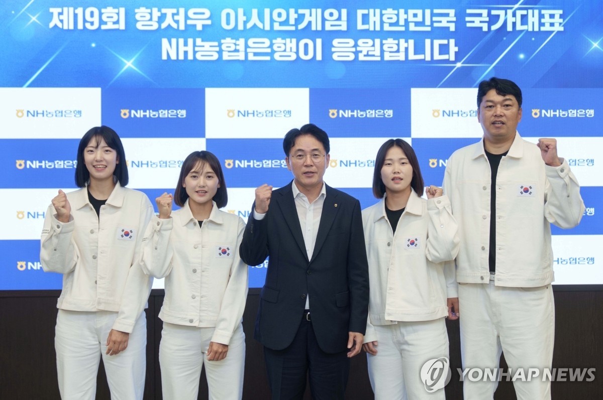 유영동 여자소프트테니스 국가대표 감독(맨 오른쪽)