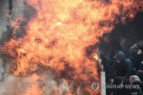 화염병 폭발…아수라장이 된 챔피언스리그