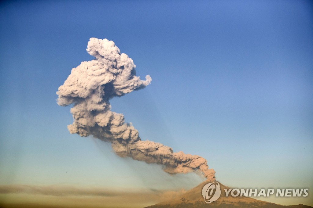포포카테페틀 화산서 피어오른 연기 기둥 [AFP=연합뉴스]