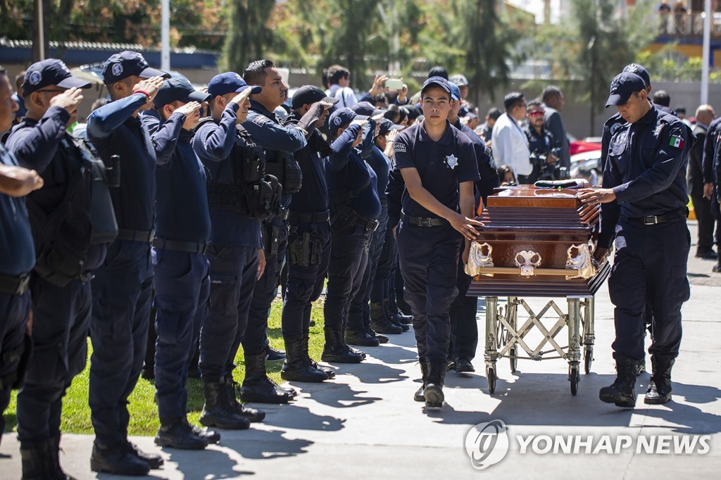 마약 조직의 매복 공격을 받고 사망한 경찰들의 장례식