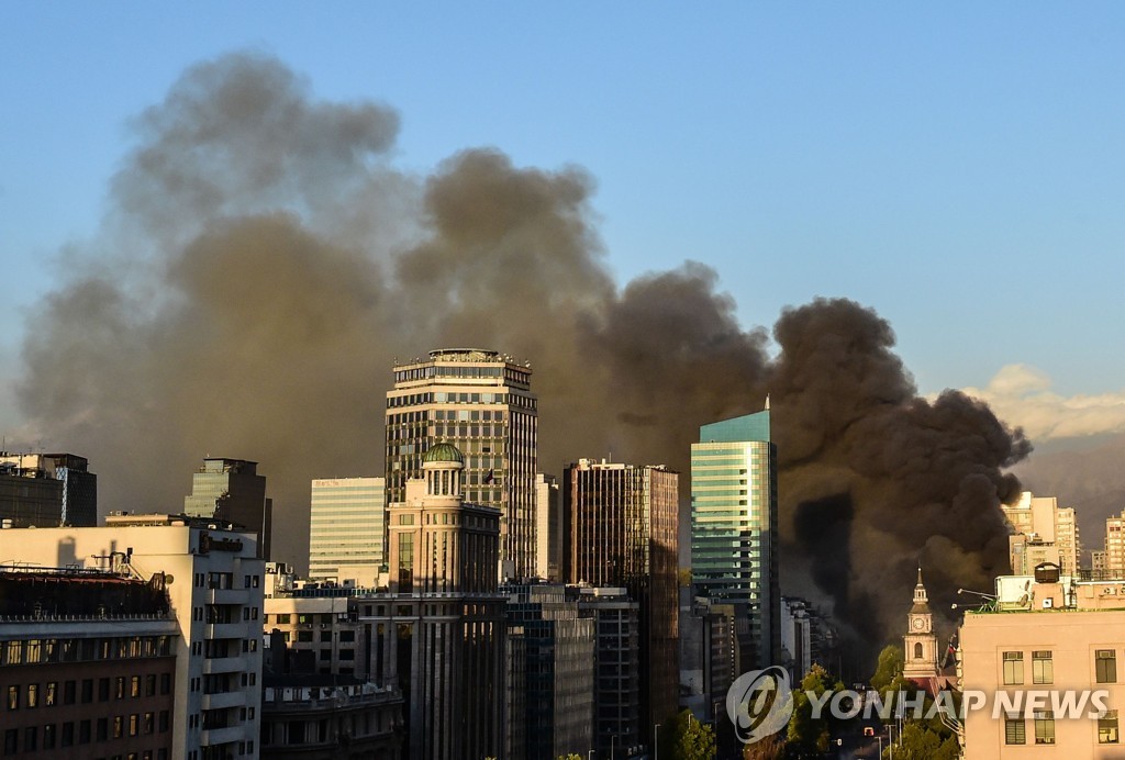 28일 다시 과격해진 시위에 연기 치솟는 산티아고