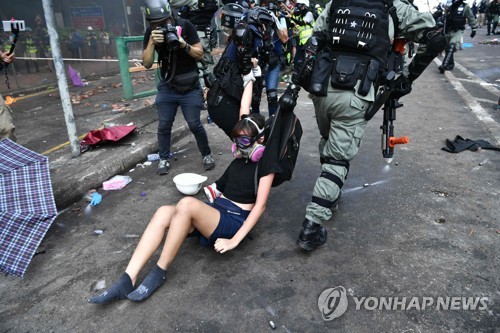 18일 시위 참가자를 끌고 가는 홍콩 경찰