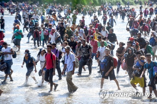 미국행 중미 이민자들, 도보로 강 건너 멕시코 입국 시도 | 연합뉴스