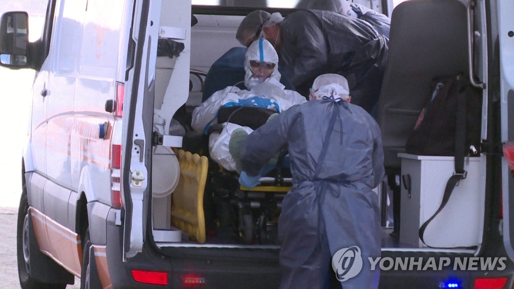  3일 우루과이 연안에 대기하고 크루즈선 그레그 모타이머호의 75세 승객이 코로나19에 감염돼 앰뷸런스에 실려 병원으로 이송되고 있다. 