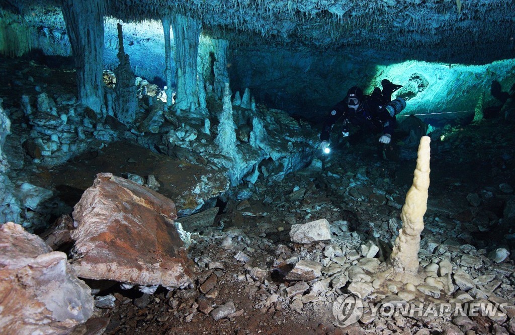 멕시코 수중동굴 탐사하는 연구자