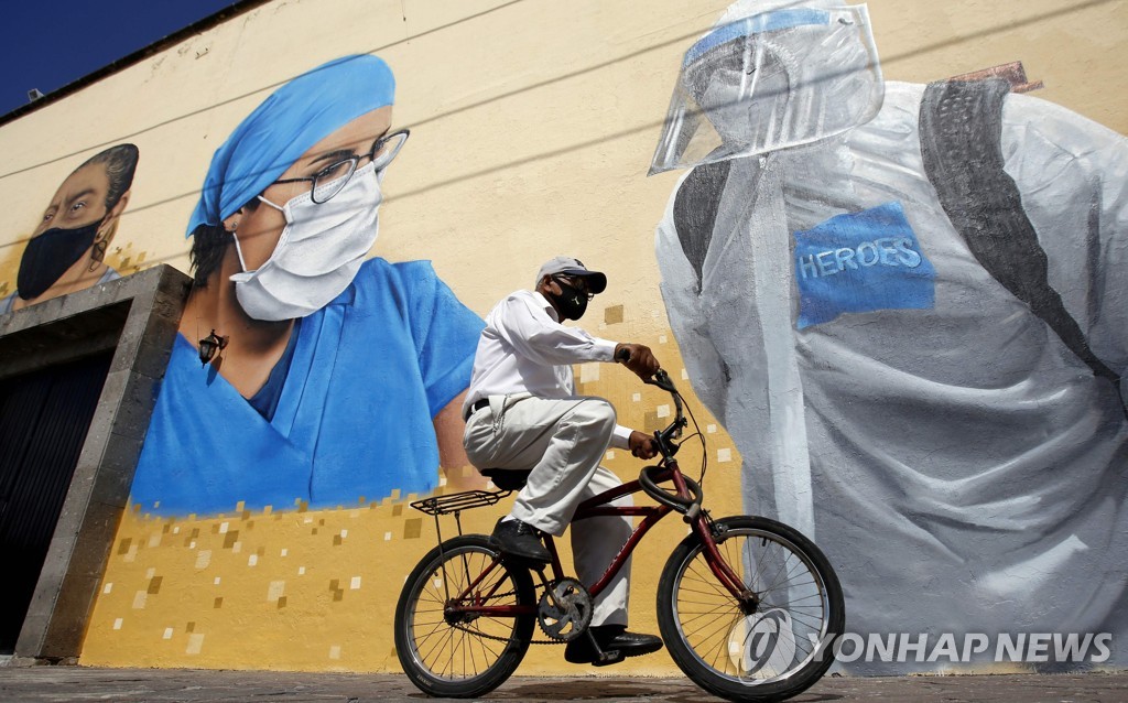 코로나19 의료인들의 노고를 기리는 멕시코 벽화