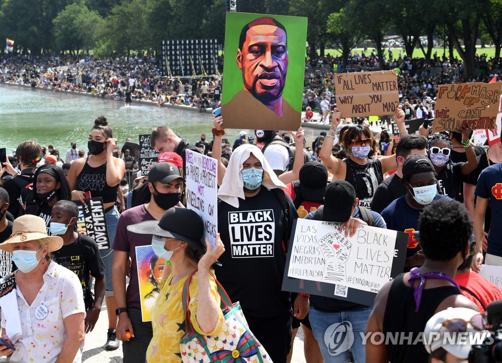 미국 워싱턴DC 링컨기념관 앞에서 열린 인종차별 항의 시위 참가자들 [AFP=연합뉴스]