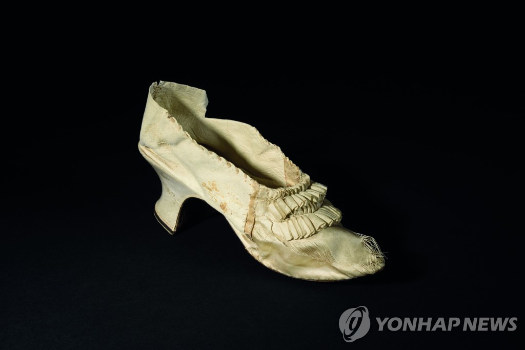 프랑스 마지막 왕비 마리 앙투아네트 구두 5천800만원에 낙찰 | 연합뉴스