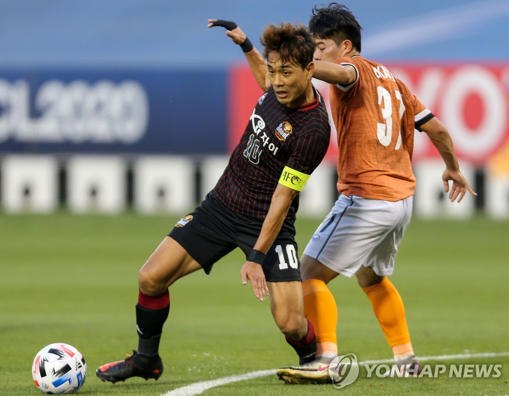 In this AFP photo, Park Chu-young of FC Seoul (L) tries to fend off Ekanit Panya of Chiangrai United during their Group E match at the Asian Football Confederation Champions League at Jassim bin Hamad Stadium in Doha on Nov. 24, 2020. (Yonhap)