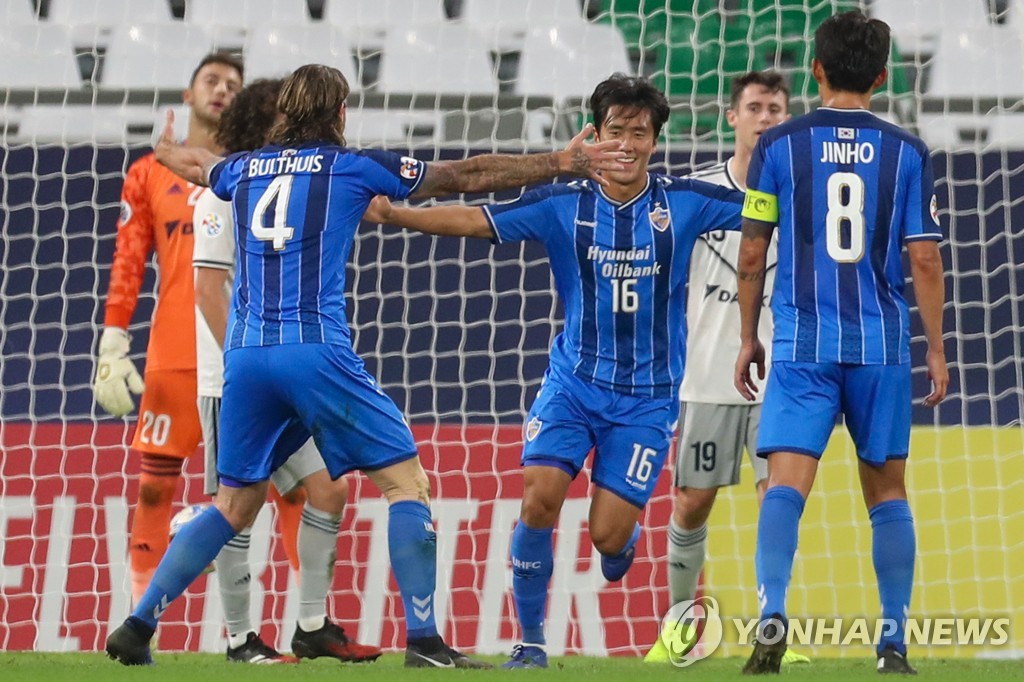 In this AFP photo, Won Du-jae of Ulsan Hyundai FC (C) celebrates his goal against Melbourne Victory during the teams' round of 16 match at the Asian Football Confederation Champions League at Education City Stadium in Al-Rayyan, Qatar, on Dec. 6, 2020. (Yonhap)