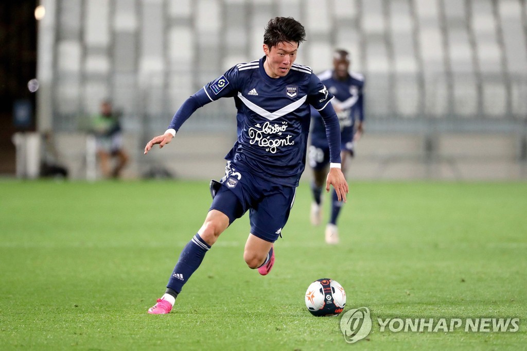 In this AFP file photo from May 16, 2021, Hwang Ui-jo of Bordeaux dribbles the ball during a Ligue 1 match against RC Lens at Nouveau Stade de Bordeaux in Bordeaux, France. (Yonhap)