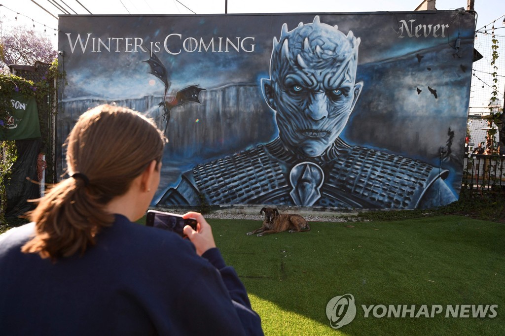 미국 캘리포니아주에 있는 HBO '왕좌의 게임' 벽화 앞에서 사진 찍는 한 주민