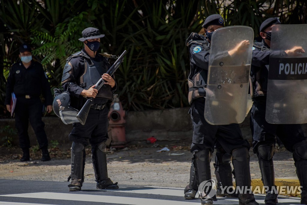 지난 2일(현지시간) 야권 대선주자 차모로 집 둘러싼 니카라과 경찰