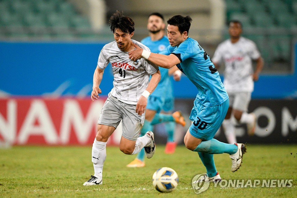 Park Byung-hyun of Daegu FC (R) and Akihiro Ienaga of Kawasaki Frontale battle for the ball during the clubs' Group I match at the Asian Football Confederation (AFC) Champions League at Bunyodkor Stadium in Tashkent on July 8, 2021, in this photo provided by the AFC via AFP. (PHOTO NOT FOR SALE) (Yonhap)