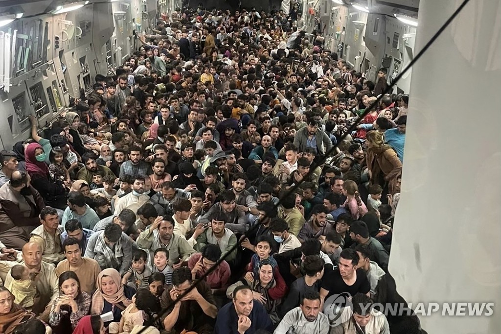 '꽉 찬 수송기'… 美, 아프간 카불공항서 하루최대 9천명 대피추진