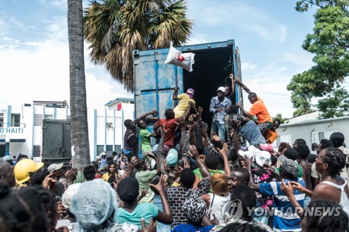 절망·분노 속 아이티 지진 피해자들…구호물자 약탈하기도