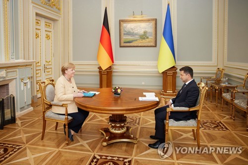 메르켈, 러시아 이어 우크라 방문…젤렌스키와 회담