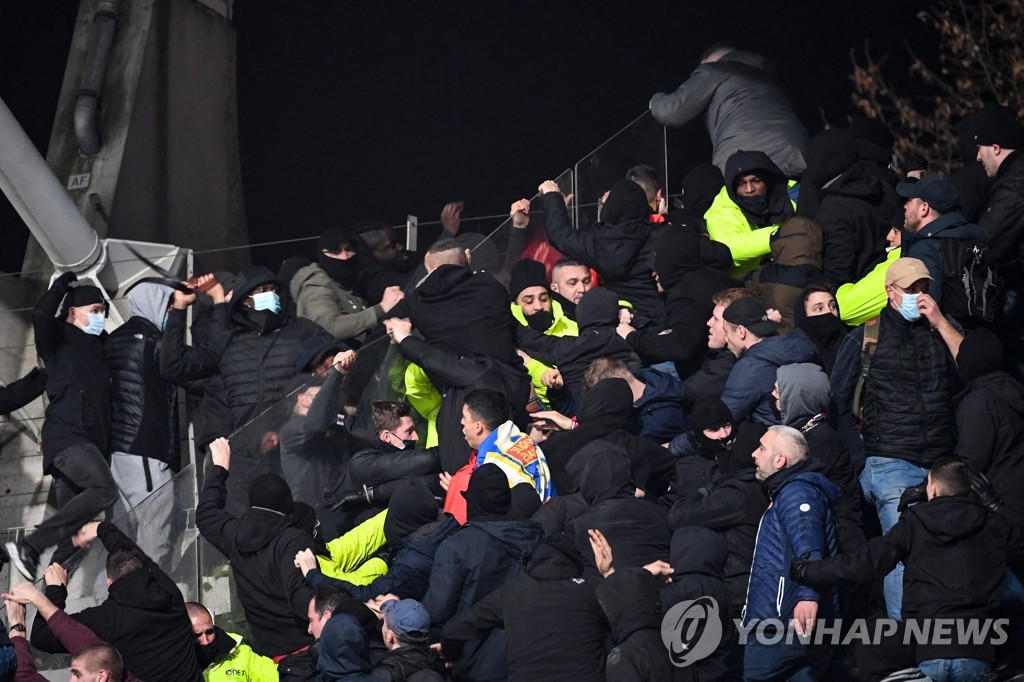 축구는 안 보고 폭행하는 팬들