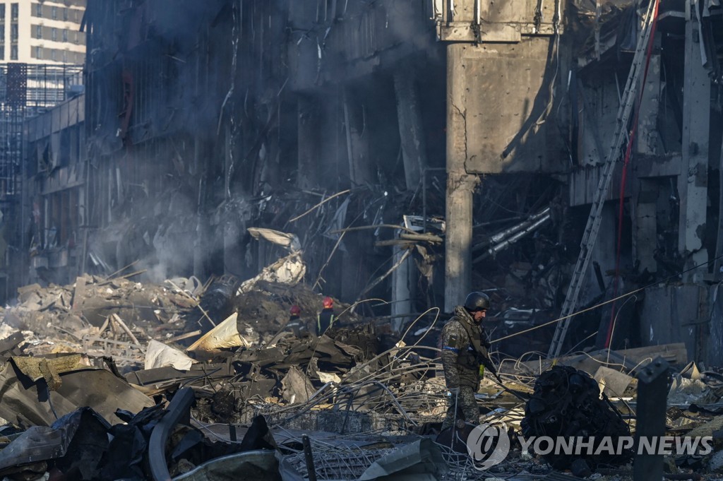 2022년 3월 21일 우크라이나 키이우 시내에서 한 병사가 러시아군의 공격에 무너진 백화점의 잔해 사이를 지나고 있다. [AFP 연합뉴스자료사진, 재판매 및 DB 금지]