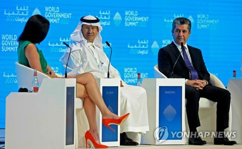 발언하는 사우디 에너지부 장관(가운데)