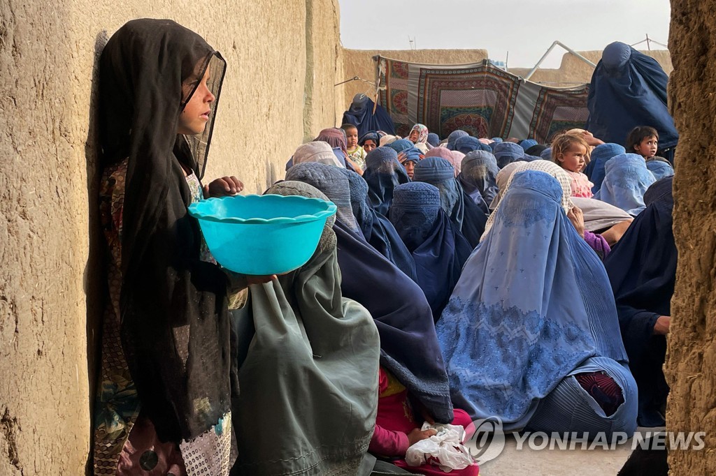 식량 배급을 기다리는 아프가니스탄 사람들