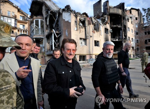 우크라이나 찾은 U2 리드싱어 보노
