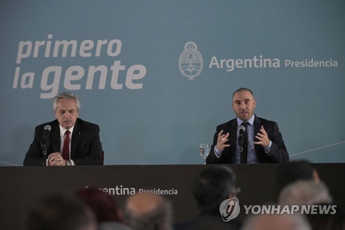 페르난데스 아르헨티나 대통령(왼쪽)과 구스만 경제장관