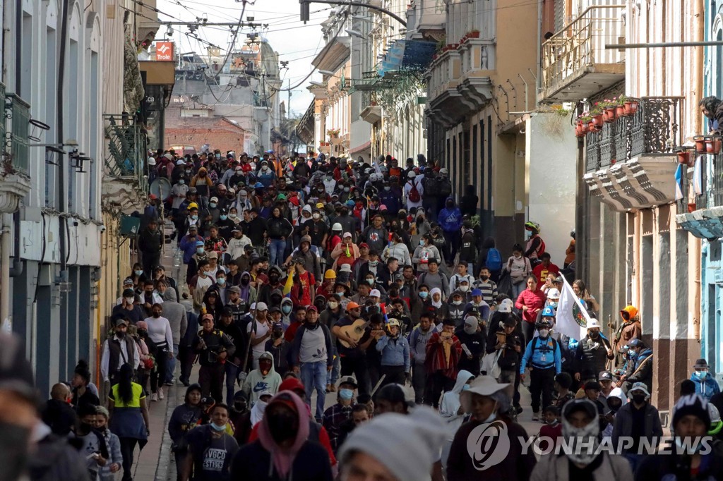 키토 도심 행진하는 에콰도르 원주민 시위대 