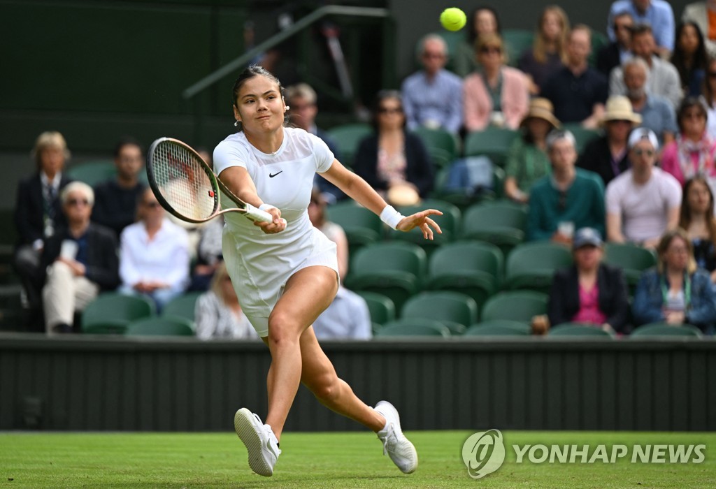 In this AFP file photo from June 29, 2022, Emma Raducanu of Britain returns the ball to Caroline Garcia of France during their women's singles second round match at Wimbledon at All England Club in London. (Yonhap) 