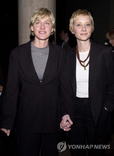 2000년 2월 앤 헤이시(오른쪽)와 엘렌 드제너러스