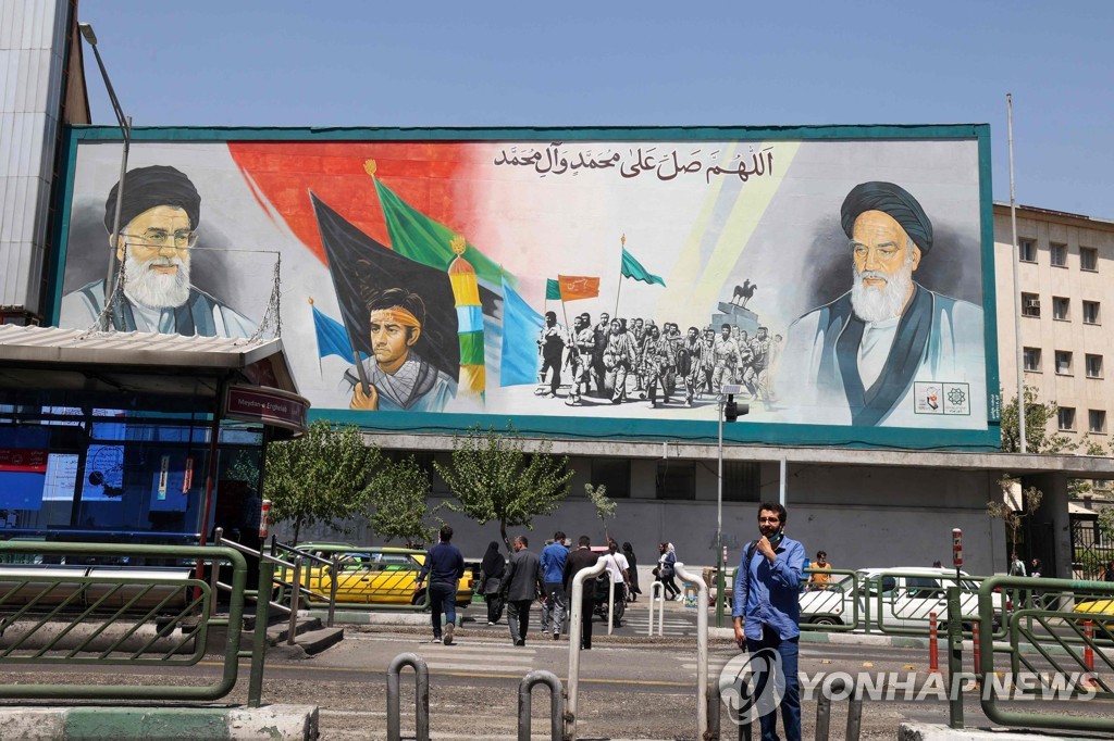 이란 최고 지도자 그려진 테헤란 광고판