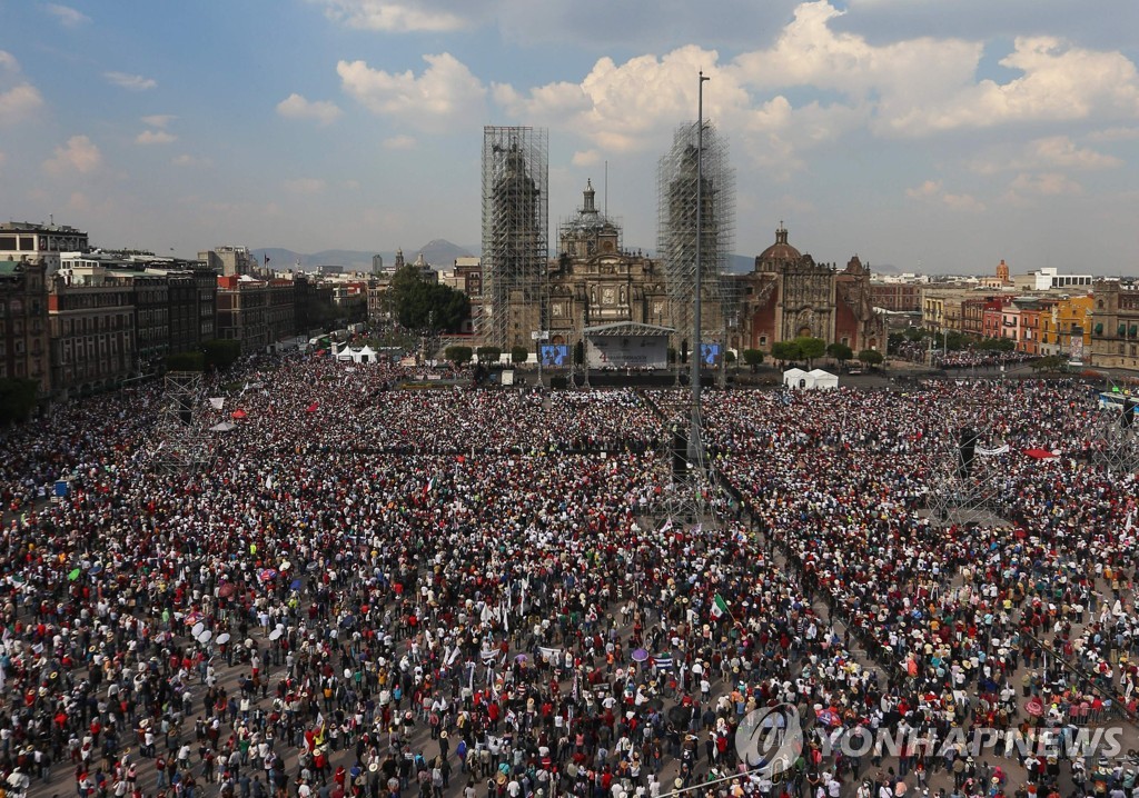 멕시코 대통령 지지자로 가득 찬 광장